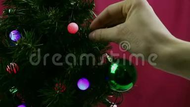 小<strong>女孩</strong>的手在<strong>圣诞树</strong>上挂一个绿球.. <strong>女孩</strong>装饰<strong>圣诞树</strong>.